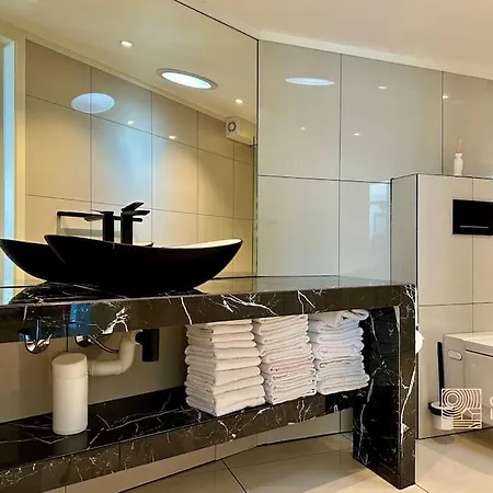 In With Unique View, Jacuzzi, Boat Space & Outdoor Kitchen فيلة *